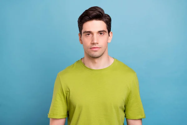 Foto di riposo ragazzo brunetta millenaria indossare t-shirt verde isolato su sfondo di colore blu — Foto Stock