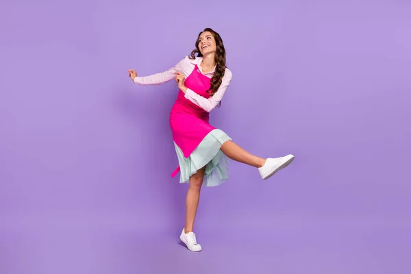 Teljes hossz testméret kilátás vonzó vidám szobalány tánc szórakozás pihenés elszigetelt felett ibolya lila színű háttér — Stock Fotó