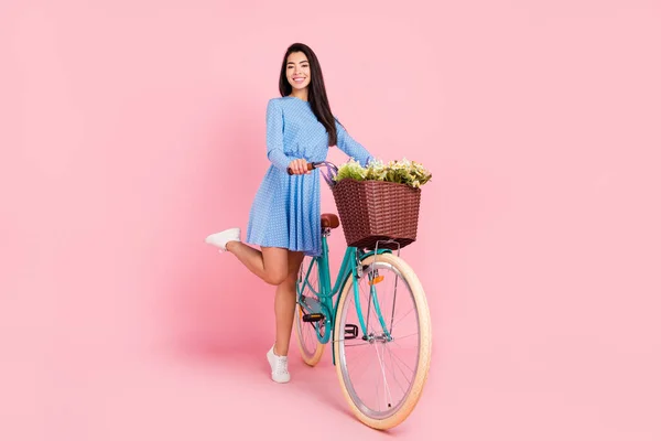 Pleine longueur photo de jeune fille excitée heureux sourire positif tour vélo printemps isolé sur fond de couleur pastel — Photo