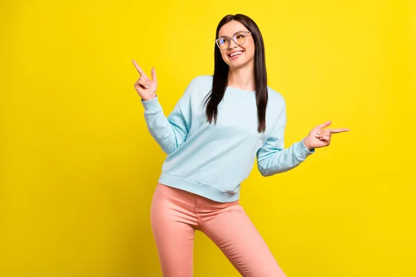 Foto retrato mujer sonriendo feliz bailando en fiesta en gafas aisladas vibrante color amarillo fondo — Foto de Stock