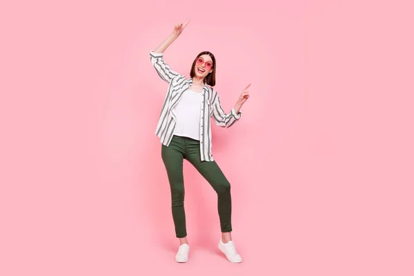 Ganzkörperfoto von lustigen brünetten jungen Dame Tanz tragen weiße Hemdhosen isoliert auf rosa Hintergrund — Stockfoto