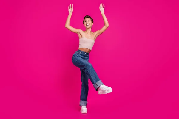 Πλήρης φωτογραφία του σώματος του χαρούμενα θετική ελκυστική γυναίκα χορό κόμμα απολαύσετε ελεύθερο χρόνο που απομονώνονται σε φόντο χρώμα ματζέντα — Φωτογραφία Αρχείου