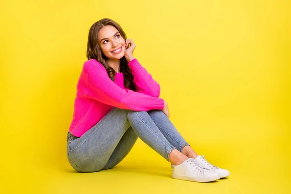 Foto van charmante dromerige golvende jonge vrouw dragen roze trui zithoek geïsoleerde gele kleur achtergrond — Stockfoto