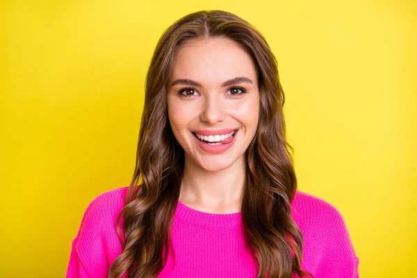 Fénykép flört vicces göndör fiatal hölgy öltözött rózsaszín pulóver nyalás ajkak elszigetelt sárga szín háttér — Stock Fotó