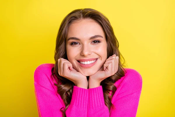 Foto de sonho encantador ondulado jovem mulher usar rosa suéter mãos braços queixo isolado cor amarela fundo — Fotografia de Stock