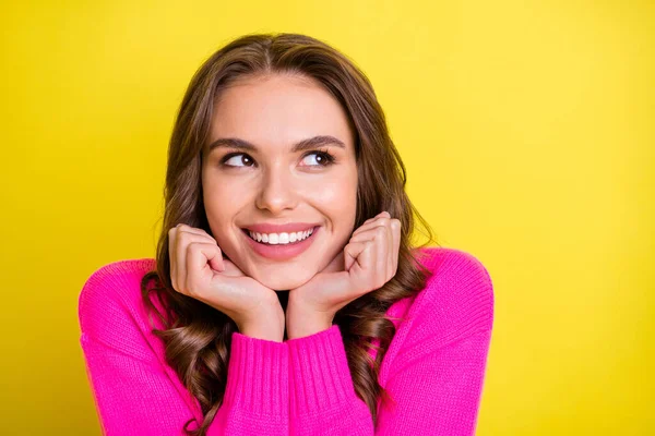 Foto av ung attraktiv flicka glad positiv leende dröm drömmande utseende tomt utrymme isolerad över gul färg bakgrund — Stockfoto