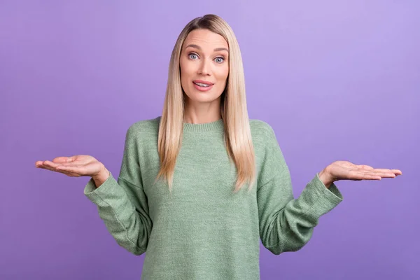 Foto van volwassen aantrekkelijke vrouw houd handen product object oplossing propositie ad geïsoleerd over paarse kleur achtergrond — Stockfoto