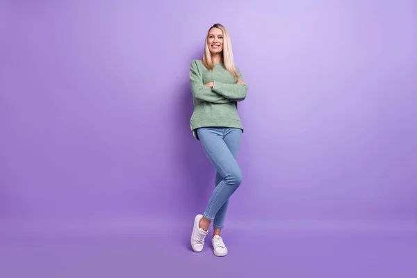 Helkroppsfoto av ung attraktiv kvinna vikta händer smart casual outfit isolerad över violett färg bakgrund — Stockfoto
