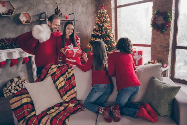 Foto van zoete onder de indruk broer zus man vrouw krijgen noel geschenken felicitaties glimlachen binnen kamer huis — Stockfoto