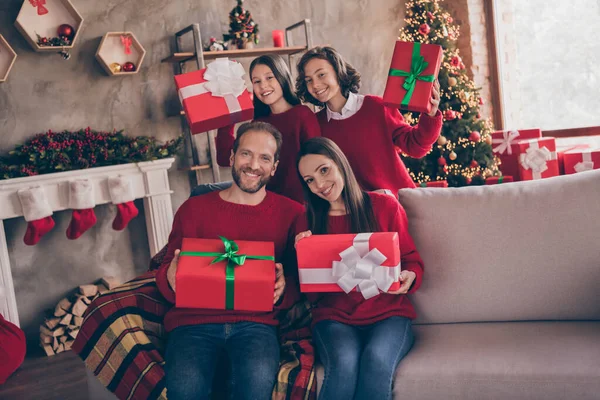 Foto van leuke opgewonden broer zus man vrouw het krijgen van noel cadeautjes met rust knuffelen glimlachen binnen kamer huis — Stockfoto
