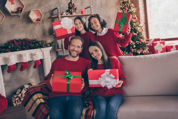 Foto de bonito irmão animado irmã marido esposa recebendo presentes noel tendo abraço de descanso sorrindo dentro de casa quarto casa — Fotografia de Stock