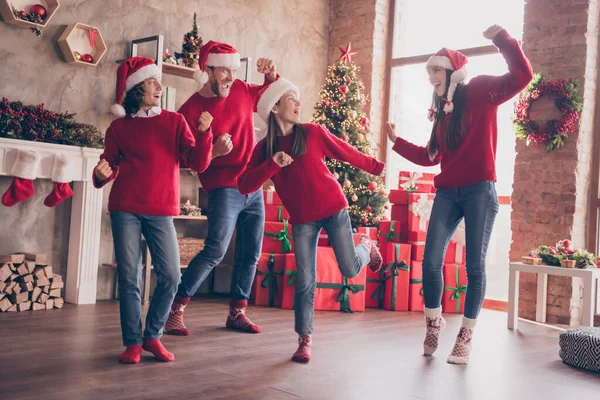Фото сумасшедшей беззаботной смешной семьи наслаждаться дискотека вечеринки весело провести время в украшенном доме Рождество в помещении — стоковое фото