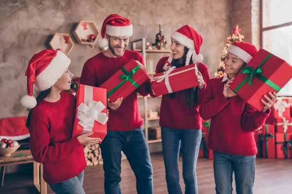 Meraklı rüya gibi aile hediye değiş tokuş geleneğinin fotoğrafı dekore edilmiş Noel evlerinde mevcut tahmin et. — Stok fotoğraf