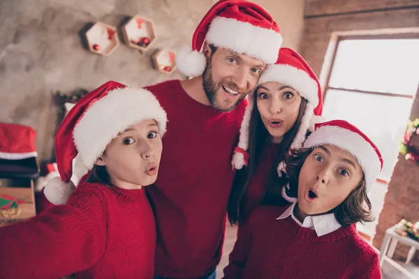 Fotografie roztomilé dojem bratr sestra manžel manželka slaví Noel tacking selfie vnitřní pokoj domácí dům — Stock fotografie