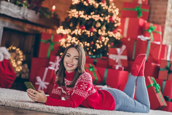 Retrato de menina alegre atraente deitado no tapete usando gadget smm post no loft estilo industrial interior decorado casa dentro de casa — Fotografia de Stock