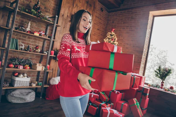 Фото позитивной женщины нести свай доставки подарок коробки носить свитер в украшенные дома Рождество в помещении — стоковое фото