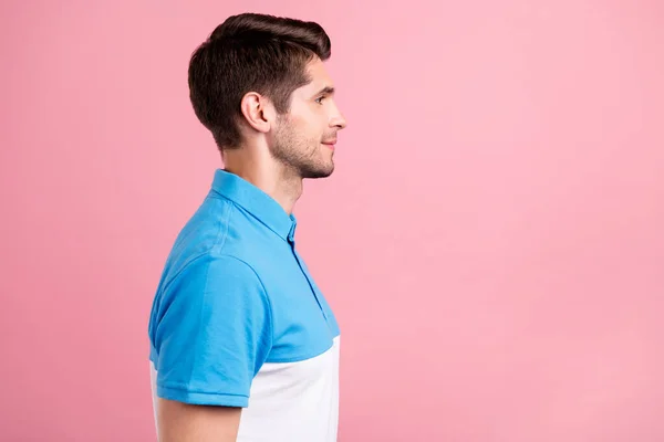 Photo de profil de mignon brunet jeune homme look vide espace porter bleu t-shirt isolé sur fond de couleur rose — Photo