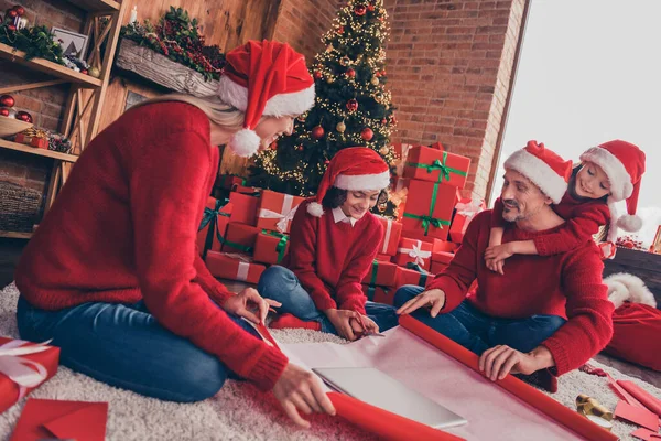 Портрет привлекательной веселой семьи обертывания подарок отдыха провести канун праздничных каникул декабрь в доме в помещении — стоковое фото