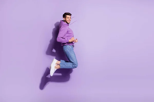 Lunghezza completa dimensione del corpo vista di attraente fortunato allegro ragazzo saltare celebrando soddisfazione isolato su viola viola colore sfondo — Foto Stock