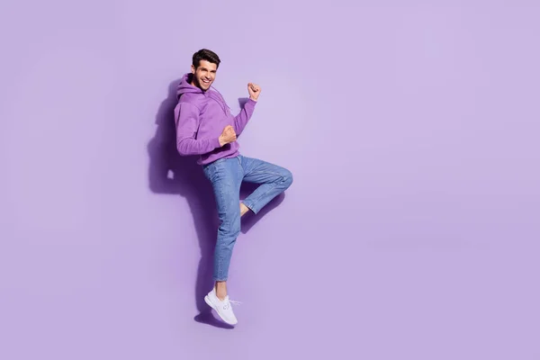 Pełna długość ciała rozmiar widok atrakcyjny szczęśliwy wesoły facet skoki radując się wspaniałe wieści izolowane nad fioletowy fioletowy kolor tła — Zdjęcie stockowe
