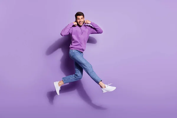 Lunghezza corpo formato foto uomo saltando su indossando felpa isolato pastello viola colore sfondo — Foto Stock