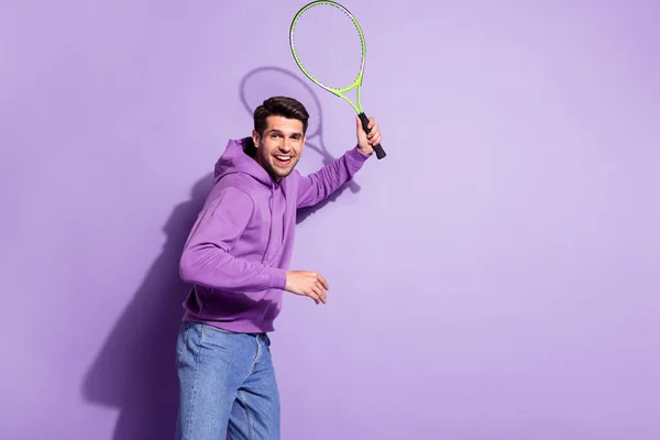 Foto retrato hombre jugando tenis en sudadera con capucha en la cancha aislado pastel violeta color fondo — Foto de Stock