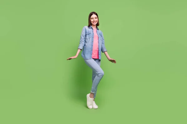 Teljes hosszúságú fotó a fiatal vonzó lány boldog pozitív mosoly viselje alkalmi ruhát elszigetelt felett zöld színű háttér — Stock Fotó