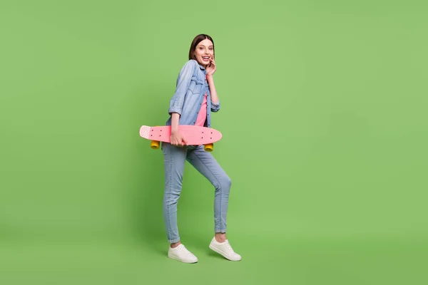 어린 소녀가 좋아 하는 긍정적 인 미소 스포츠의 전체 크기 사진 초록빛 배경에 걸쳐 고립된 롱 보드 스케이트 선수 — 스톡 사진