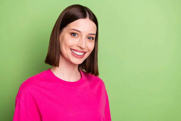 Fénykép a szép barna haj fiatal hölgy viselni rózsaszín póló elszigetelt zöld színű háttér — Stock Fotó