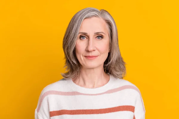 줄무늬 스웨터를 입고 밝은 노란색 배경에 따로 떨어져 있는 나이든 여자 사진 촬영 — 스톡 사진