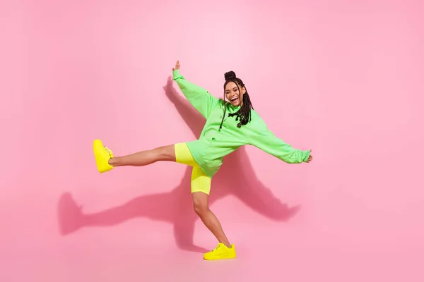 Perfil de corpo inteiro foto lateral de pele escura jovem senhora alegre bom humor sorriso dança isolada no fundo cor-de-rosa — Fotografia de Stock