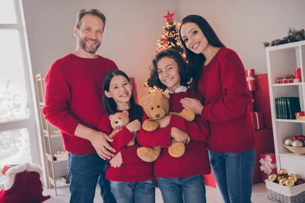 Foto von vier Personen Kind Mama Papa feiern Weihnachten zusammen Atmosphäre präsentieren Spielzeug Geist Winter Kerl drinnen — Stockfoto