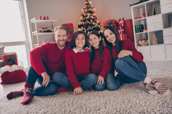 Plná délka fotografie veselá rodina sedět podlaha trávit čas spolu vánoce čas dekorace strom adventní prosinec vnitřní — Stock fotografie