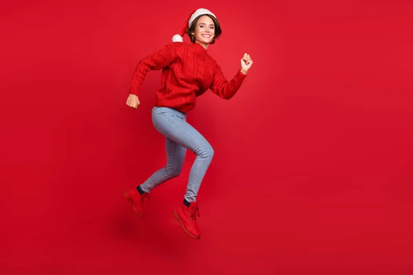Perfil em tamanho completo foto lateral da menina feliz sorriso positivo rápido ir andar corredor véspera tempo isolado sobre fundo de cor vermelha — Fotografia de Stock