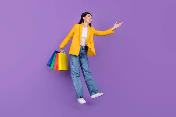 Pełne Ciało Zdjęcie Szczęśliwej Businesswoman Skok Wygląd Pusty Przestrzeń Shopper — Zdjęcie stockowe