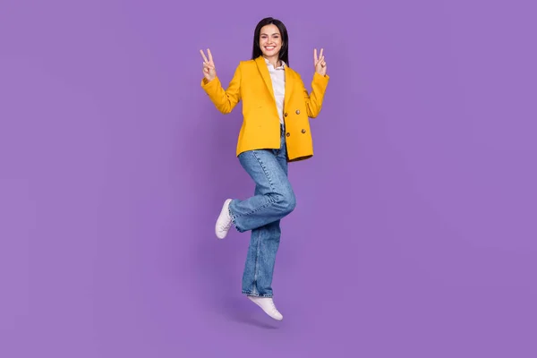 正陽気な幸せなビジネスマンのフルボディ写真女性ジャンプ作るVサイン良い気分絶縁上の紫の色の背景 — ストック写真