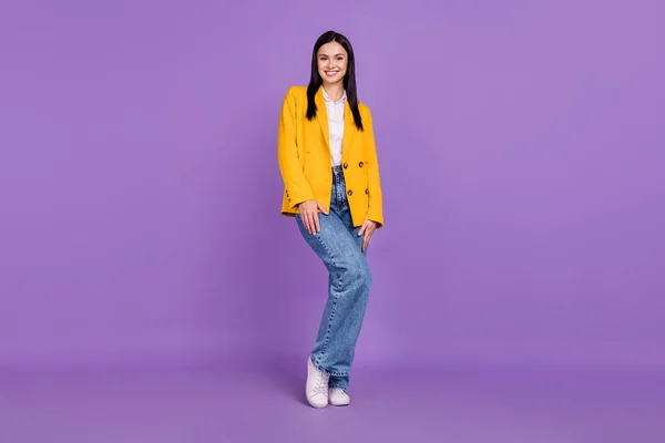 魅力的な若い女性の写真は黄色のジャケットを身に着けています笑顔孤立した紫色の背景 — ストック写真