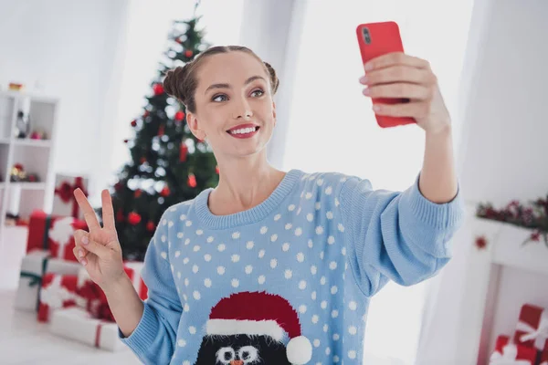 Portret atrakcyjnej wesołej dziewczyny blogowanie podejmowania selfie pokazując v-sign zimowy dzień tradycja wigilii w domu w domu — Zdjęcie stockowe