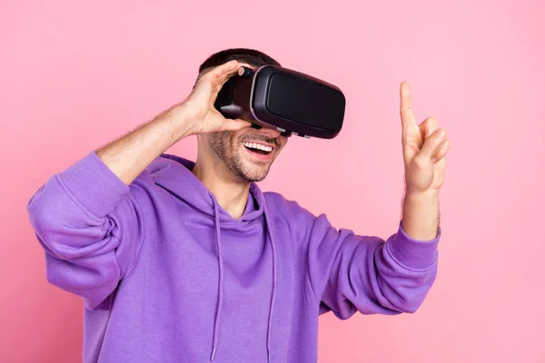 Foto von jungen Mann tragen vr Brille moderne Technologie Phantasie isoliert über rosa Farbhintergrund — Stockfoto
