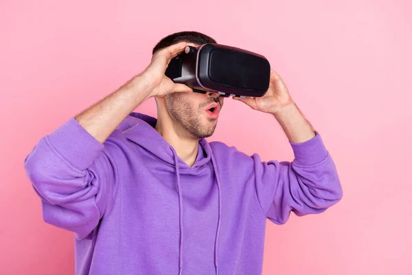 Foto des jungen Mannes erstaunt schockiert überrascht Simulation vr isoliert über rosa Farbhintergrund — Stockfoto