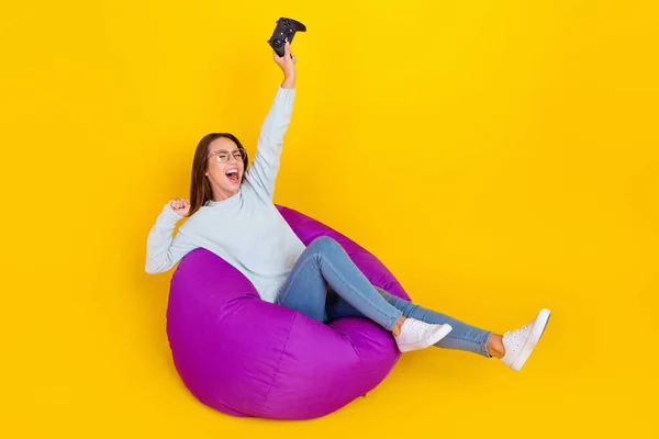 Foto de comprimento total de alegre louco mulher feliz jogo vencedor joystick levantar isolado no fundo de cor amarela — Fotografia de Stock