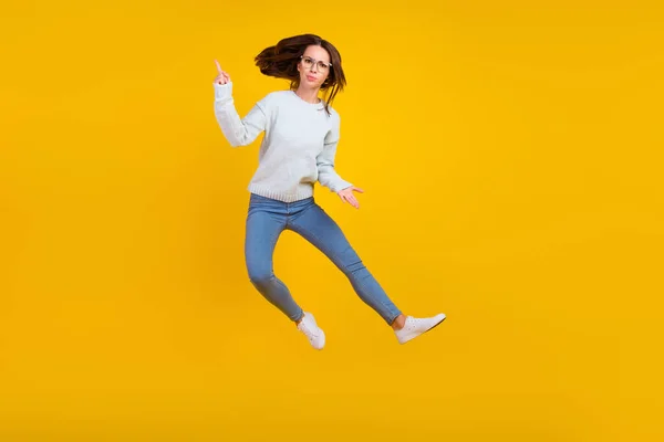Ganzkörper-Foto von unglücklich verärgert junge Frau springen tragen Brille Finger-Punkt-Problem isoliert auf gelbem Hintergrund — Stockfoto