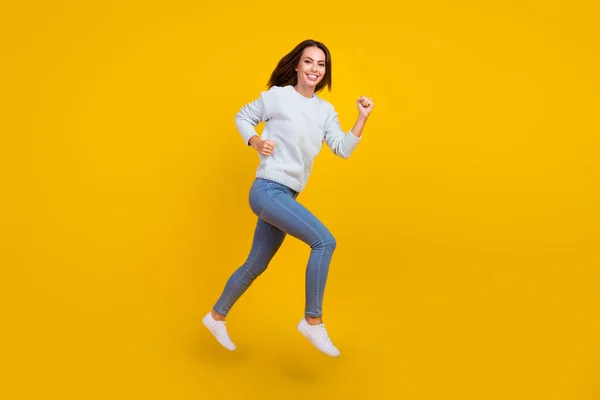 Teljes méretű fotó vidám boldog fiatal nő ugrik fel fuss eladás jó hangulat elszigetelt sárga színű háttér — Stock Fotó