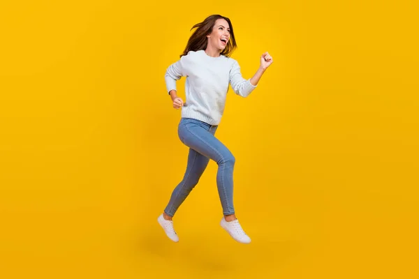Full kropp foto av glada drömmande ung kvinna hoppa upp köra försäljning tomt utrymme isolerad på gul färg bakgrund — Stockfoto
