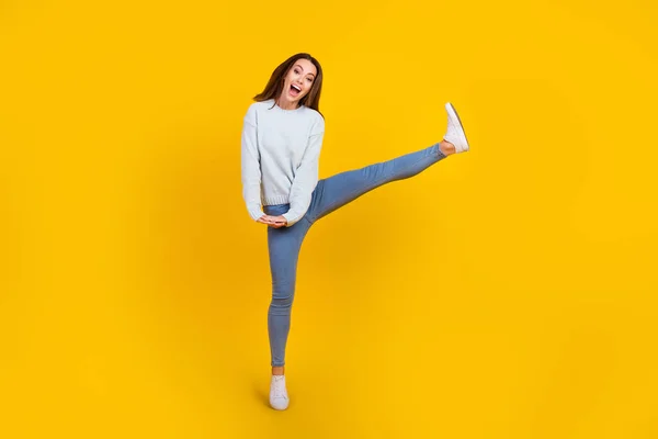 Foto de comprimento total de alegre alegre mulher feliz bom humor fim de semana férias isoladas no fundo de cor amarela — Fotografia de Stock