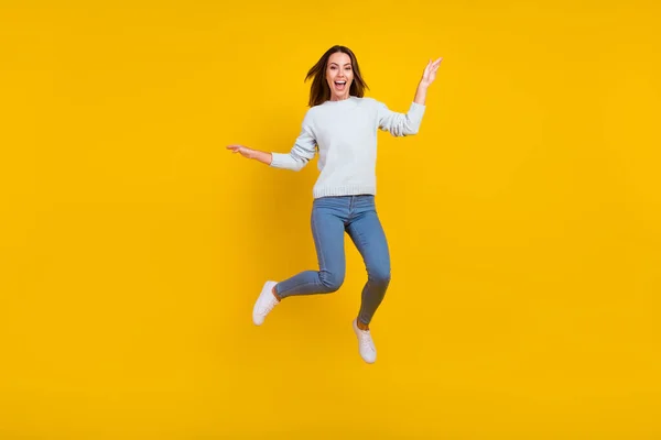 Foto em tamanho completo de alegre alegre mulher feliz saltar bom humor desfrutar fim de semana isolado no fundo de cor amarela — Fotografia de Stock
