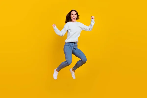 フルボディ写真の陽気なクレイジー幸せな女性ジャンプアップ勝者販売ニュース孤立した上の黄色の色の背景 — ストック写真
