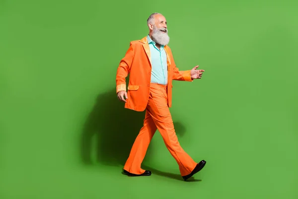 Çekici, heybetli, heybetli adam mc yürüyüşünün tam boy vücut ölçüsü parlak yeşil arka planda izole edilmiş. — Stok fotoğraf