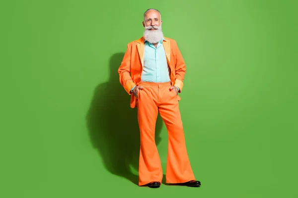 Tamanho do corpo de comprimento total vista de atraente elegante alegre homem de cabelos grisalhos posando isolado sobre fundo de cor verde brilhante — Fotografia de Stock