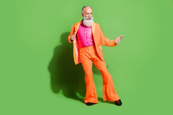 Tamanho do corpo de comprimento total vista de atraente alegre homem de cabelos grisalhos dançando se movendo isolado sobre fundo de cor verde brilhante — Fotografia de Stock
